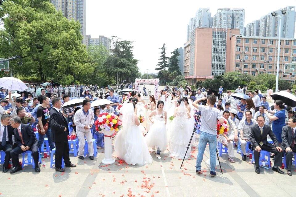集体婚礼之新娘扔捧花