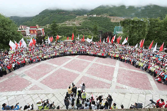 拍摄大型集体照现场