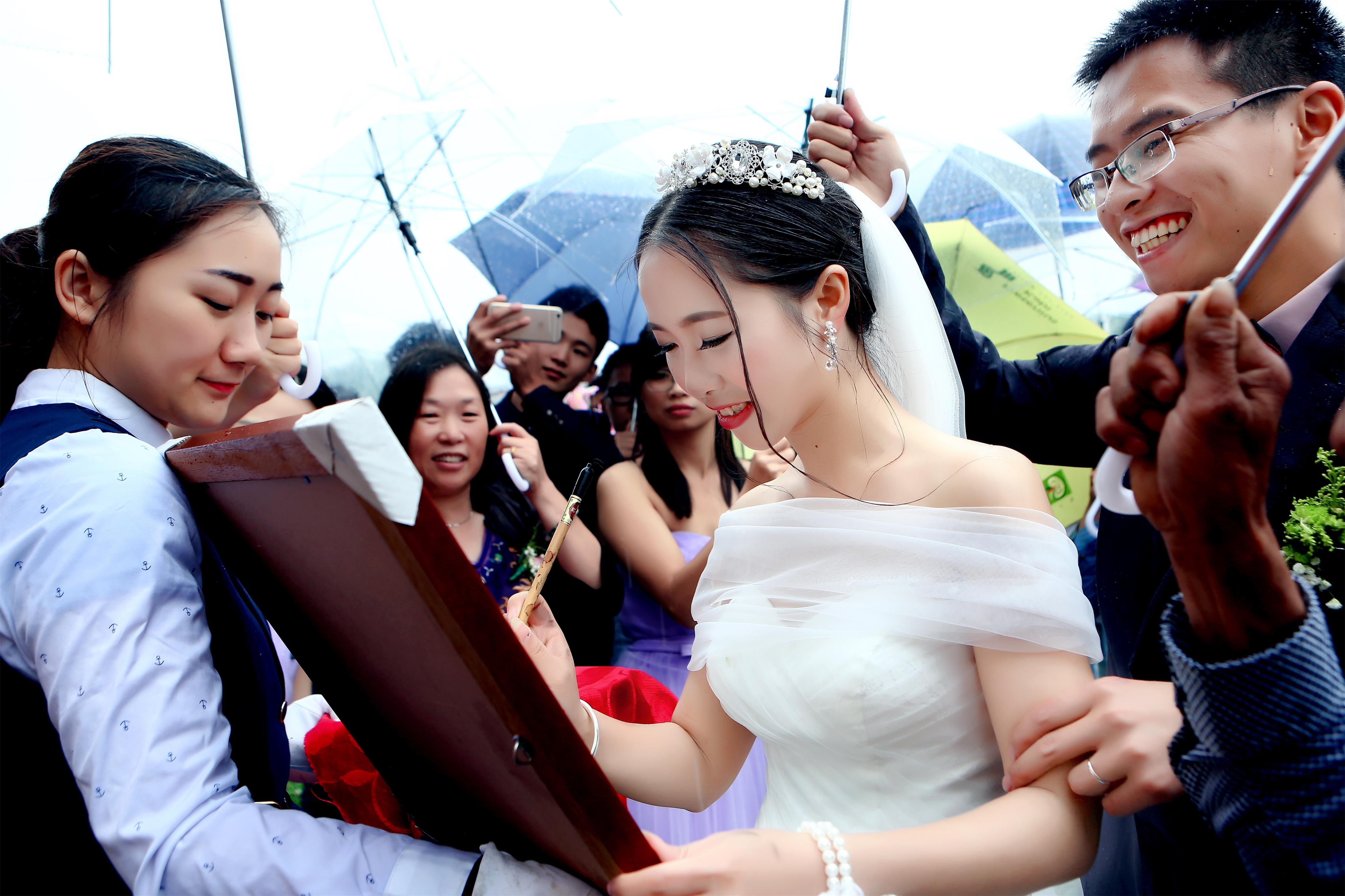 新郎新娘在雨中带雨伞. 露天婚礼 库存照片. 图片 包括有 未婚夫, 婚姻, 摄影师, 人们, 帽子, 夫妇 - 212065624